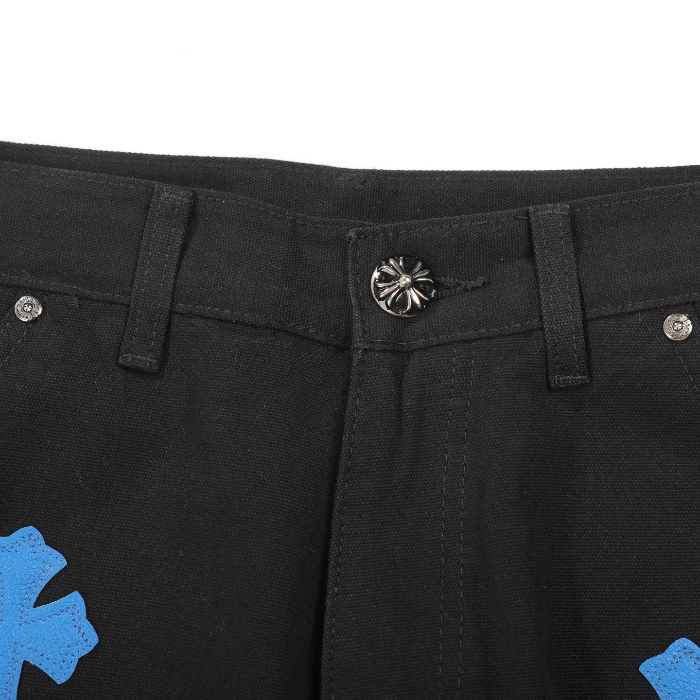 P280 𝐂𝐡𝐫𝐨𝐦𝐞 𝐇𝐞𝐚𝐫𝐭 Kroxin 25SS workwear logging Klein blue leather patchwork limited edition jeans. Kroxin’s pants are particularly outstanding in color design and stand out among similar products. It is made of beaded canvas fabric. After a complicated and delicate washing process, it feels very good when worn on the body and looks high-end and charming. The pants are three-dimensionally cut, with a crisp and stylish shape, smooth lines, and a high level of design. The hardware accessories on the pants are specially customized according to ZP standards. The beaded canvas fabric is originally thick, but after washing it becomes soft and breathable. The small leather label on the pants is specially designed, revealing unique creativity in a simple style. The production process is very exquisite, every stitching is neat and regular, and the details are handled particularly well, showing high quality. Moreover, these pants have a genderless design and can be easily worn by both boys and girls. They are perfectly in line with the current diverse and inclusive fashion trend and look good no matter how you wear them.  Size: S M L XL XXL (28.30.32.34.36) Color: Black